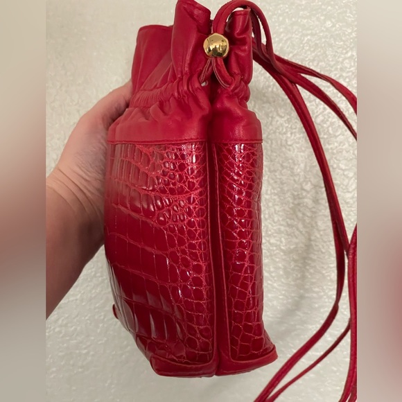 Vintage Gucci alligator drawstring bucket bag in red - Picture 7 of 8